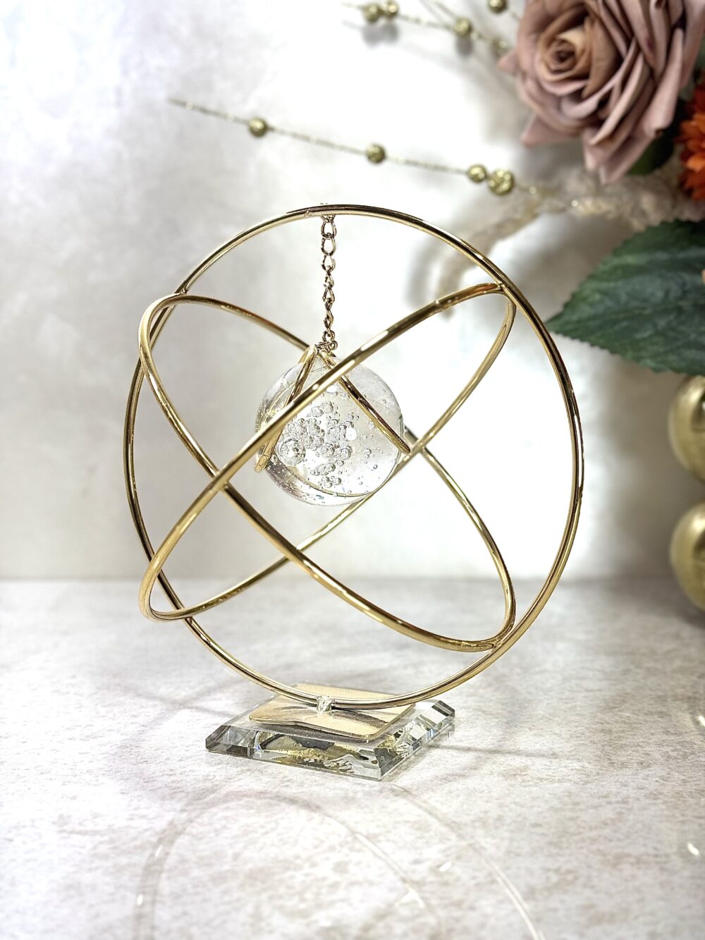 Boule en Cristal Suspendue avec Cadre Métallique - Variation Ronde