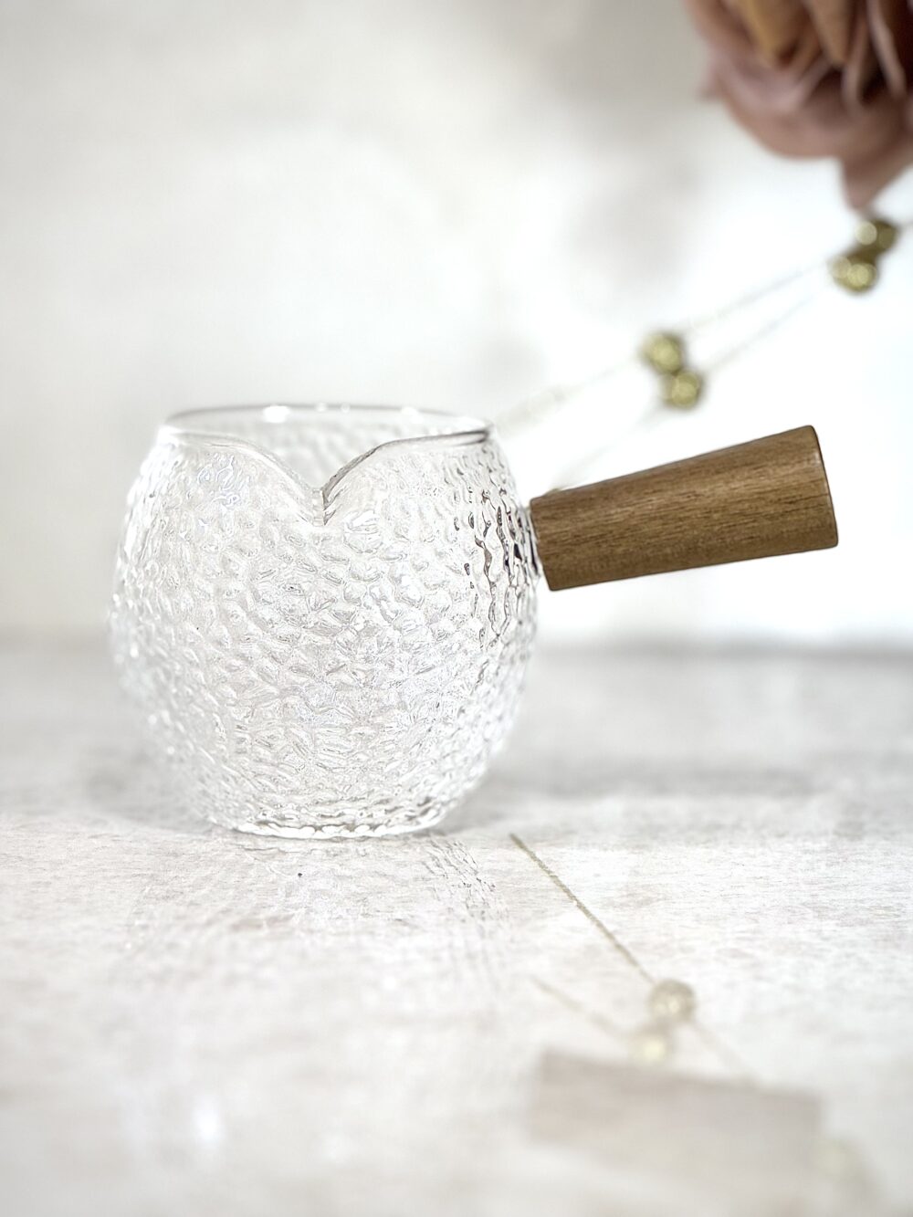Mini Carafe Ronde en Verre Texturé avec Poignée en Bois – Élégance Naturelle et Design Authentique
