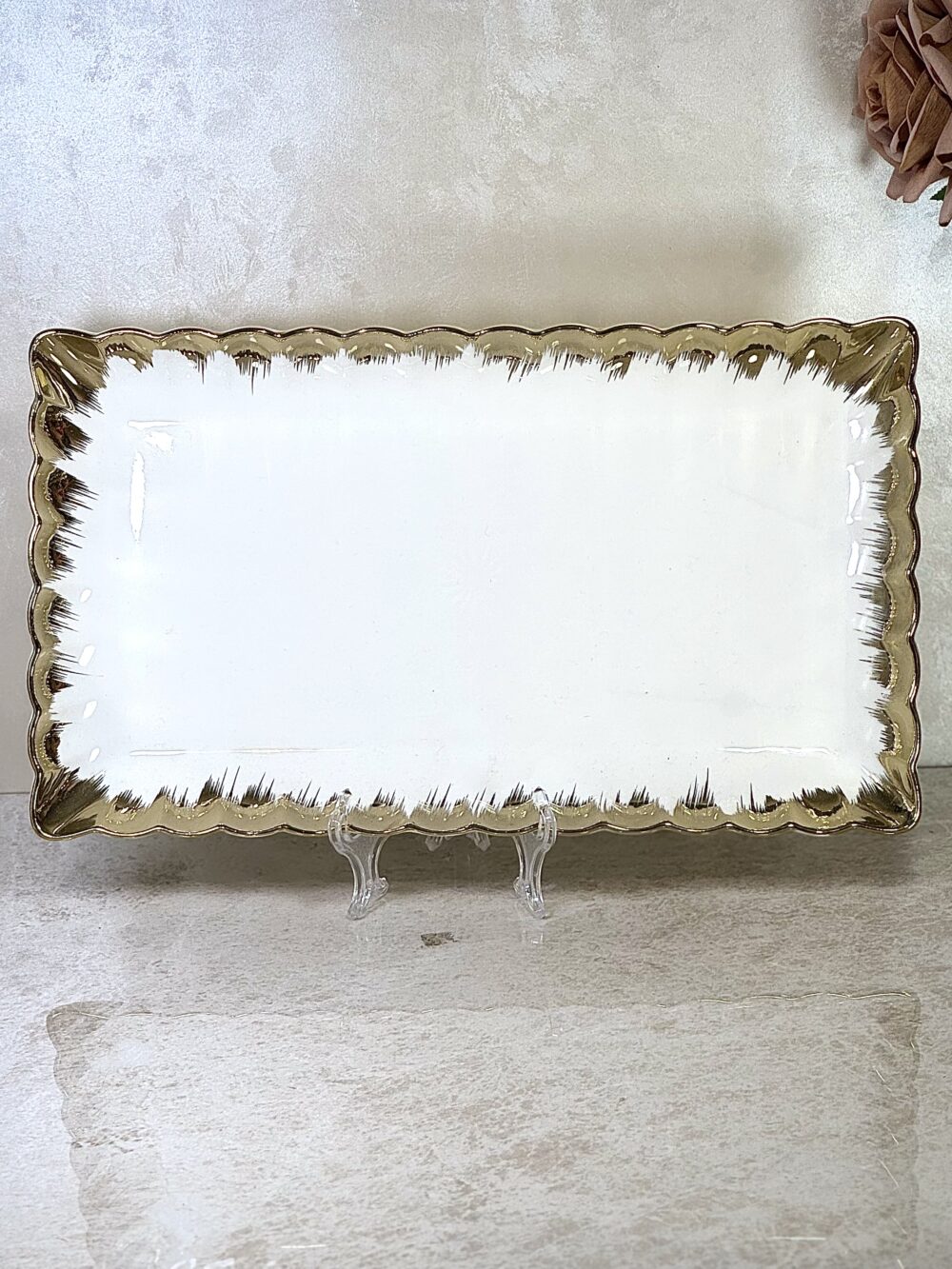 Assiette Rectangulaire Blanche avec Bords Dorés – Disponible en 2 Tailles