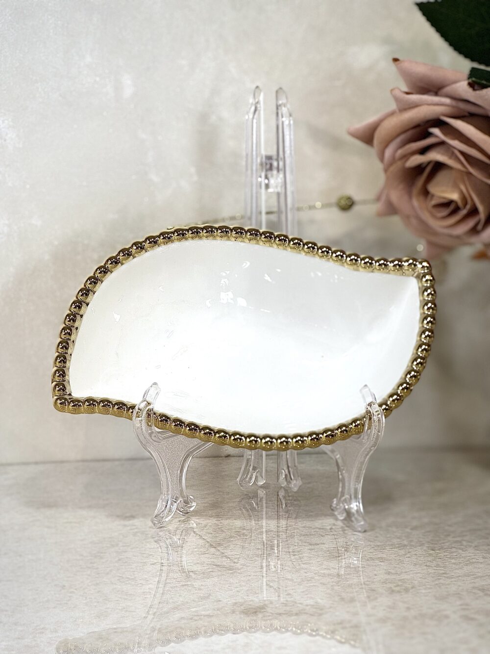 Bol Ovale Doré à Pointes avec Intérieur Blanc – Design Élégant et Raffiné