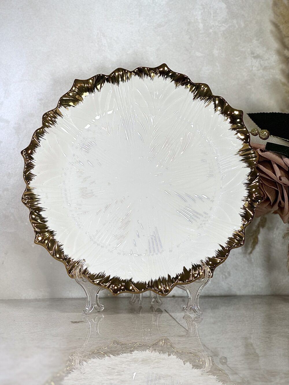 Assiette Blanche avec Bords Dorés – Disponible en 2 Tailles Élégantes