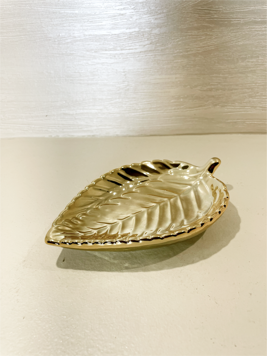 Petite Assiette Dorée en Forme de Feuille