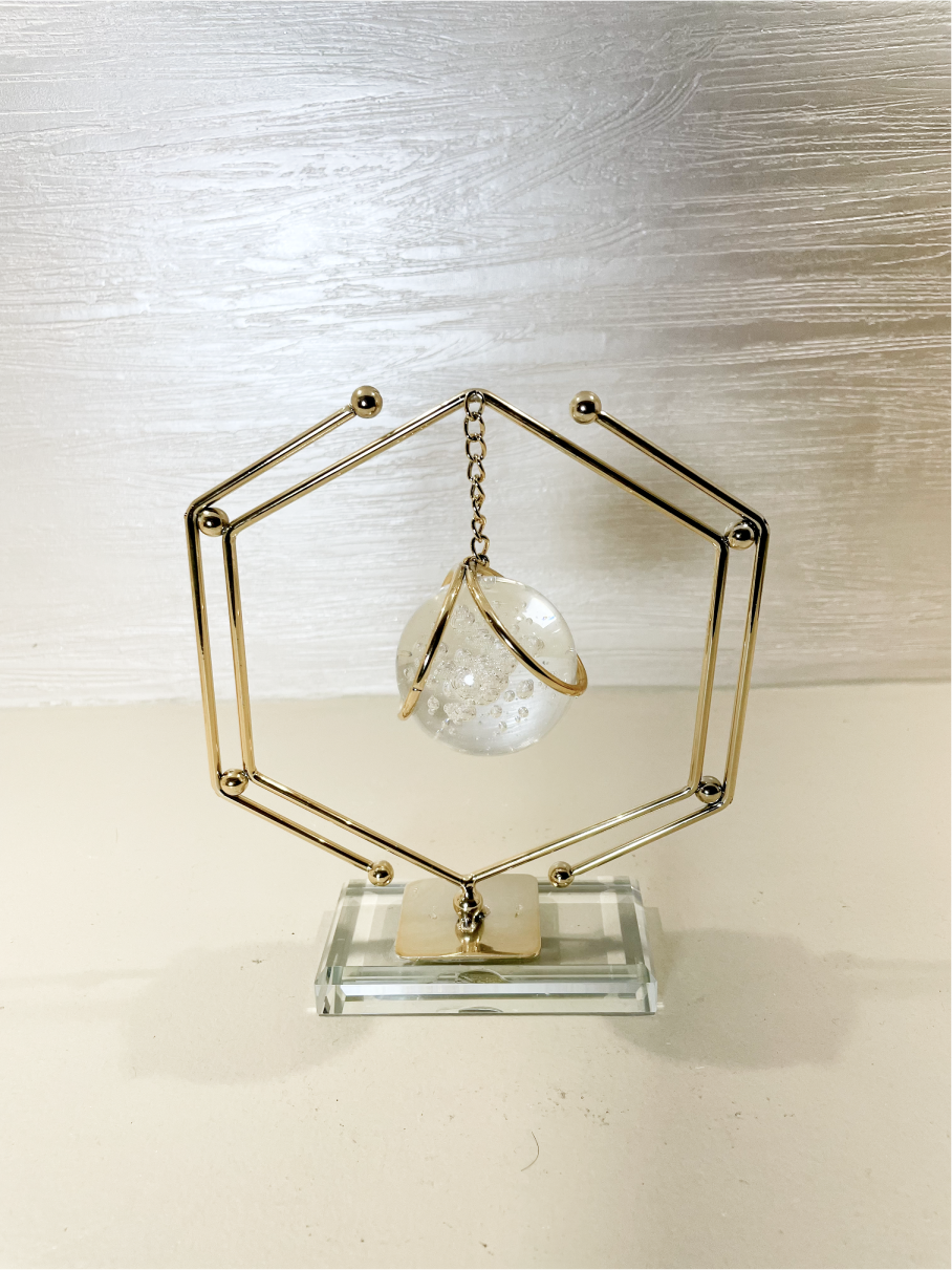 Boule en Cristal Suspendue avec Cadre Métallique - Variation Hexagonale