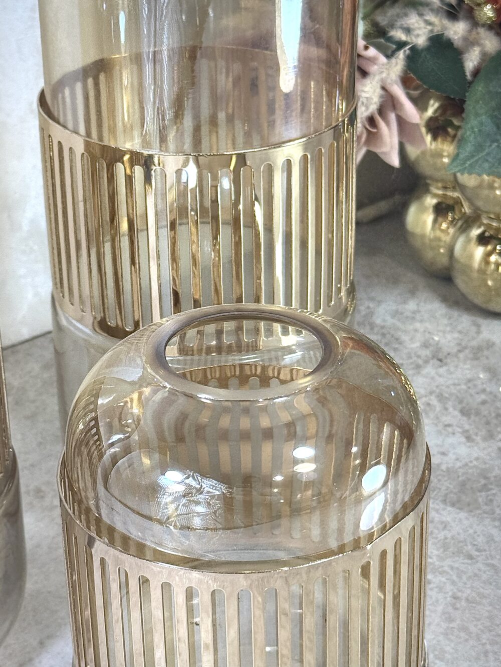 Ensemble de 3 Vases/Décorations Élégantes en Verre Ambre Clair avec Accents Dorés