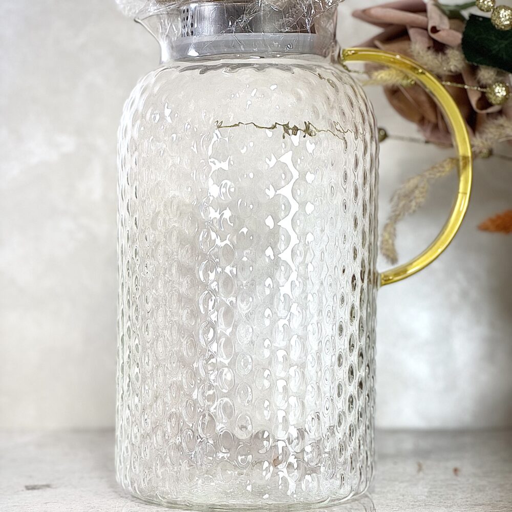 Carafe en Verre Texturé avec Poignée Dorée – Élégance Moderne et Finition Luxe pour Votre Table