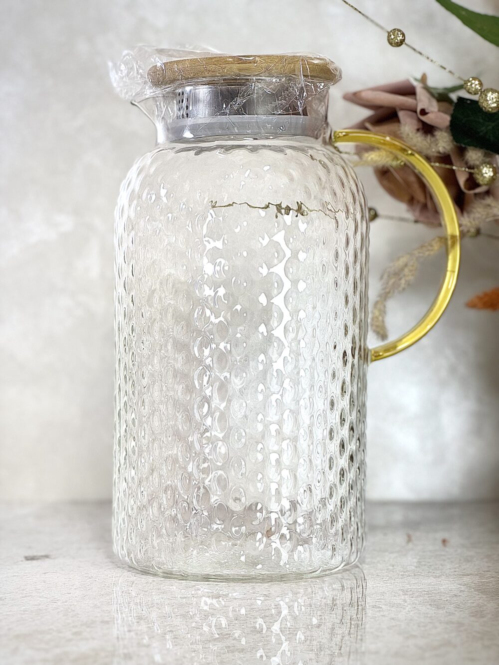 Carafe en Verre Texturé avec Poignée Dorée – Élégance Moderne et Finition Luxe pour Votre Table