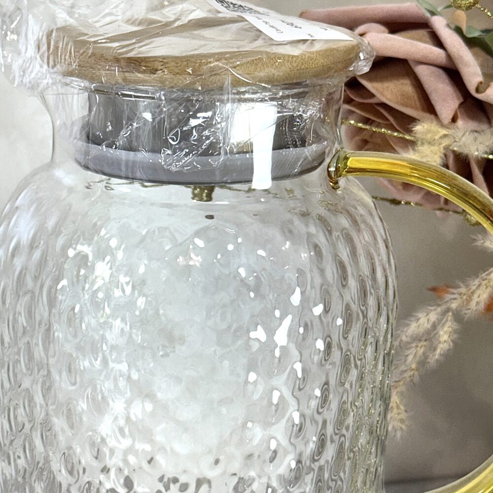 Carafe en Verre Texturé avec Poignée Dorée – Élégance Moderne et Finition Luxe pour Votre Table