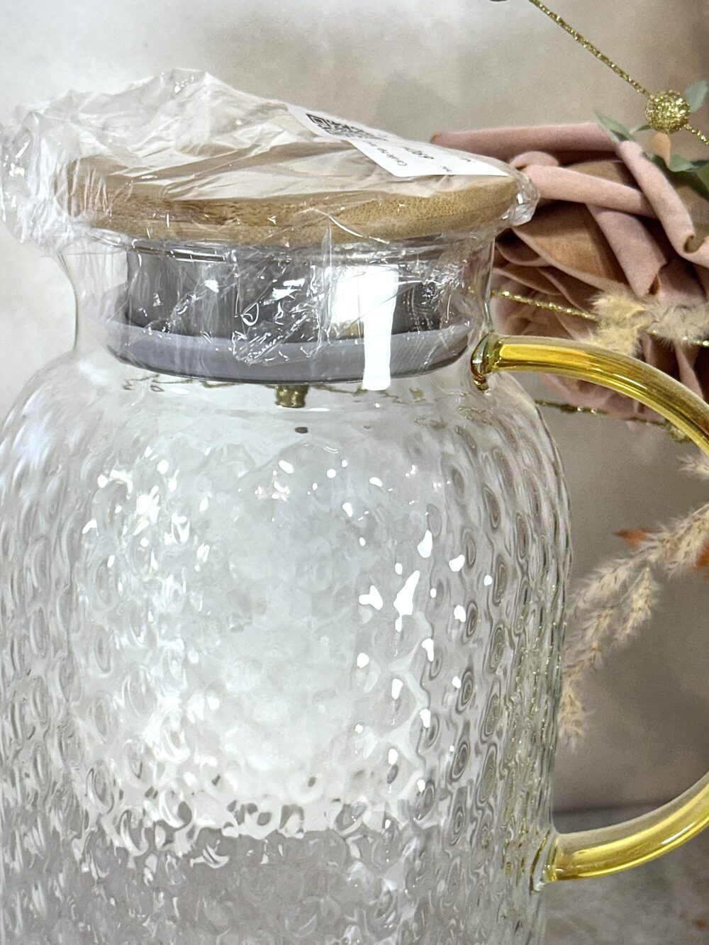 Carafe en Verre Texturé avec Poignée Dorée – Élégance Moderne et Finition Luxe pour Votre Table