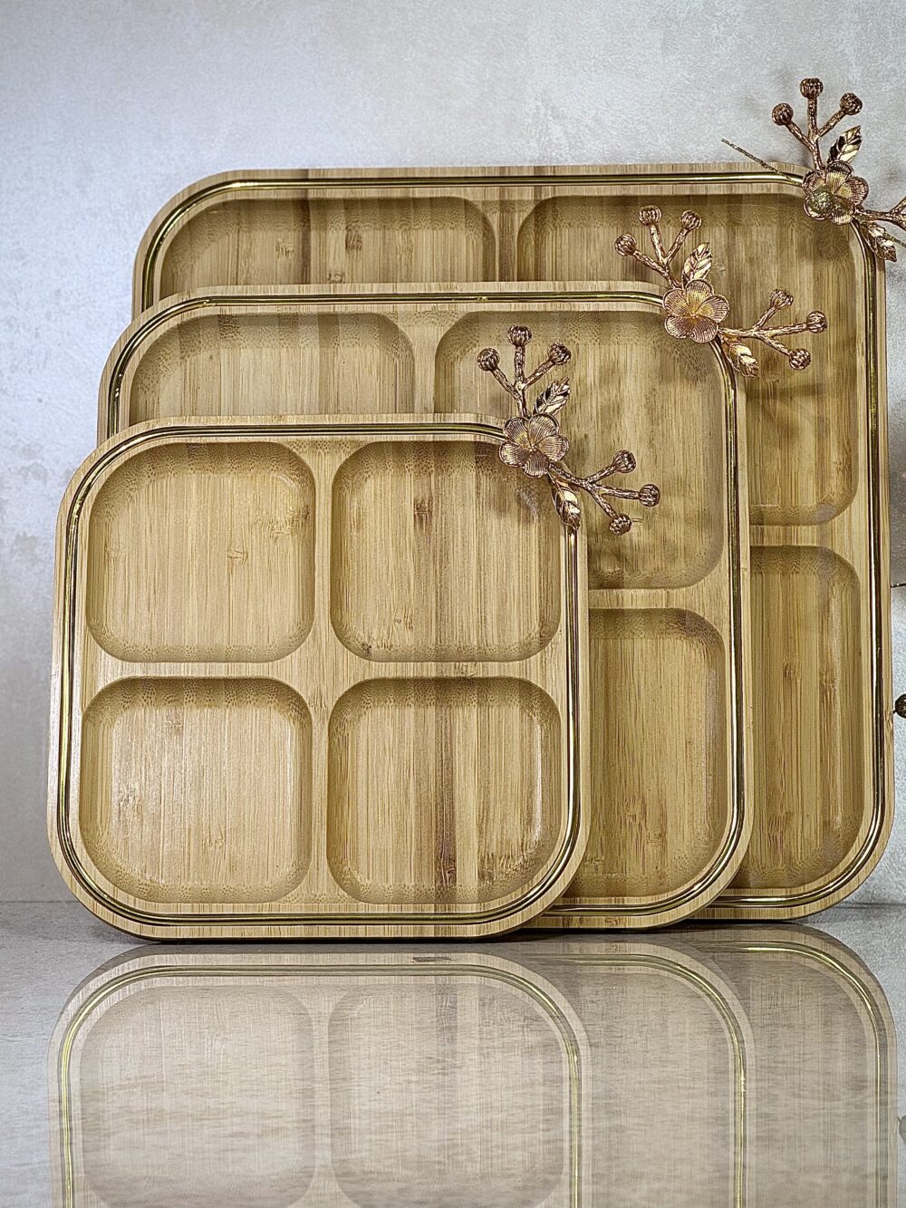 Ensemble de 3 Plateaux Bento Carrés en Bambou avec Décoration Dorée – Élégance Naturelle et Moderne