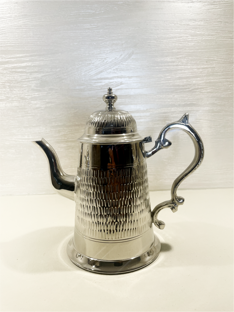 Théière Artisanale Marocaine Gravée en Cuivre Argenté avec Large Base, 2 Tailles