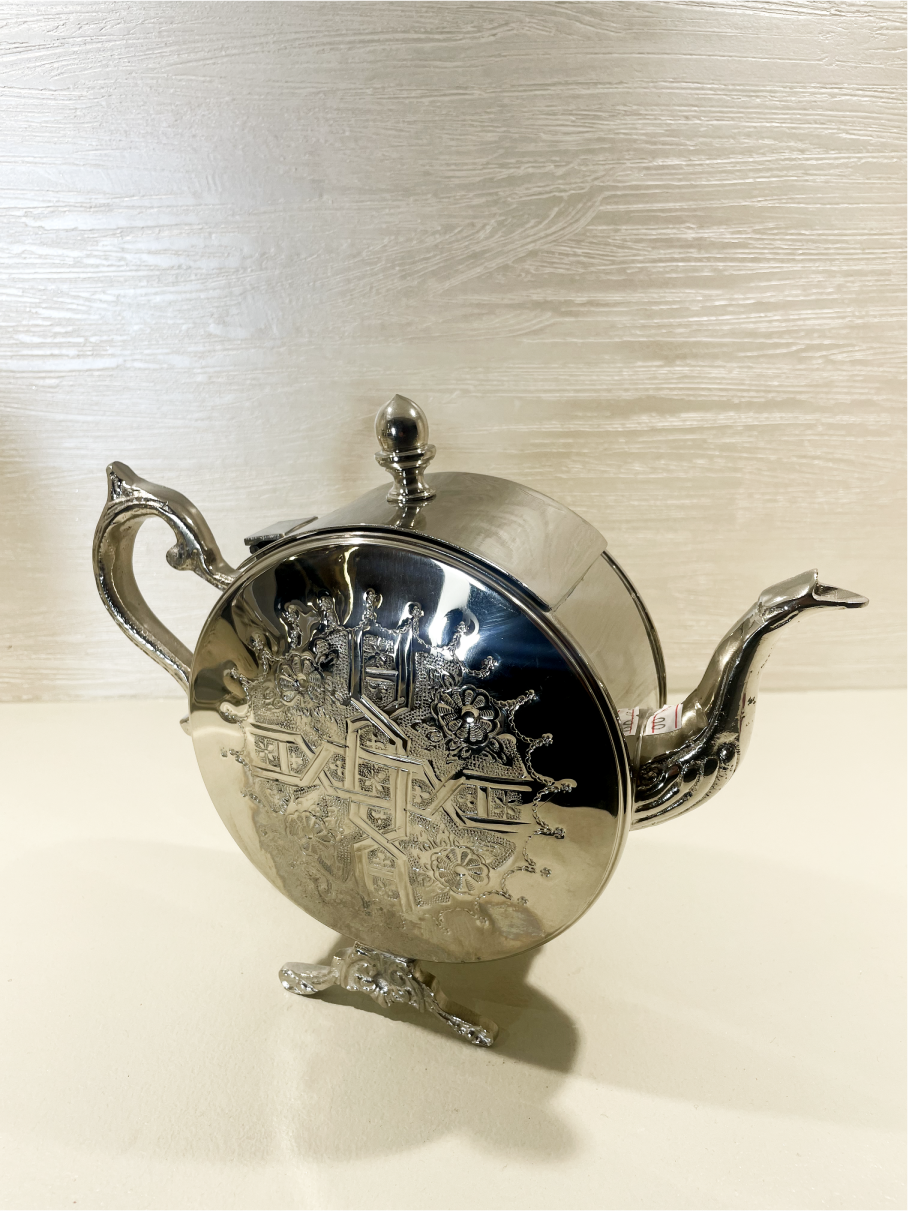Théière Artisanale Marocaine Gravée en Cuivre Argenté, Forme Horloge - I