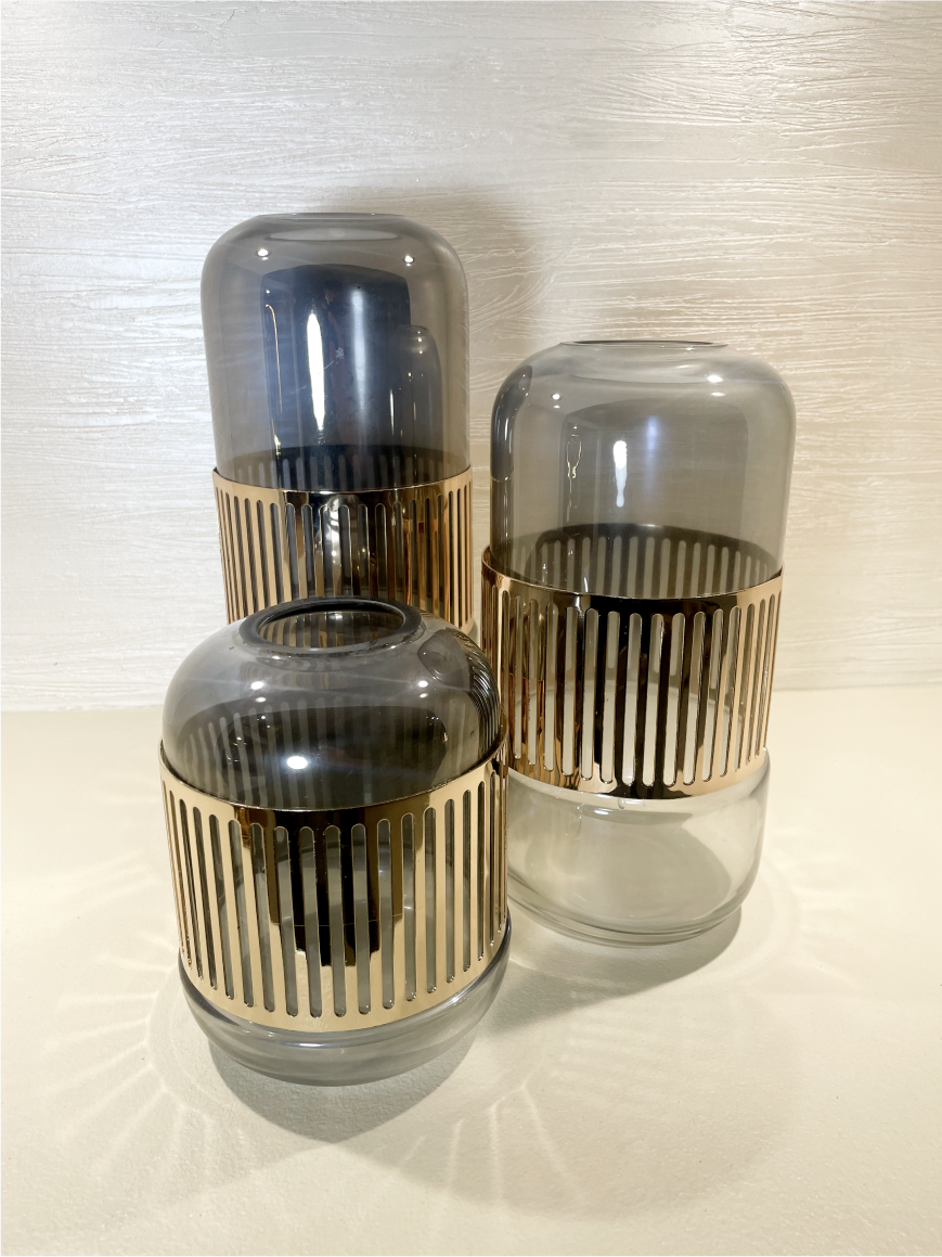 Ensemble de 3 Vases/Décorations Élégantes en Verre Gris Clair avec Accents Dorés