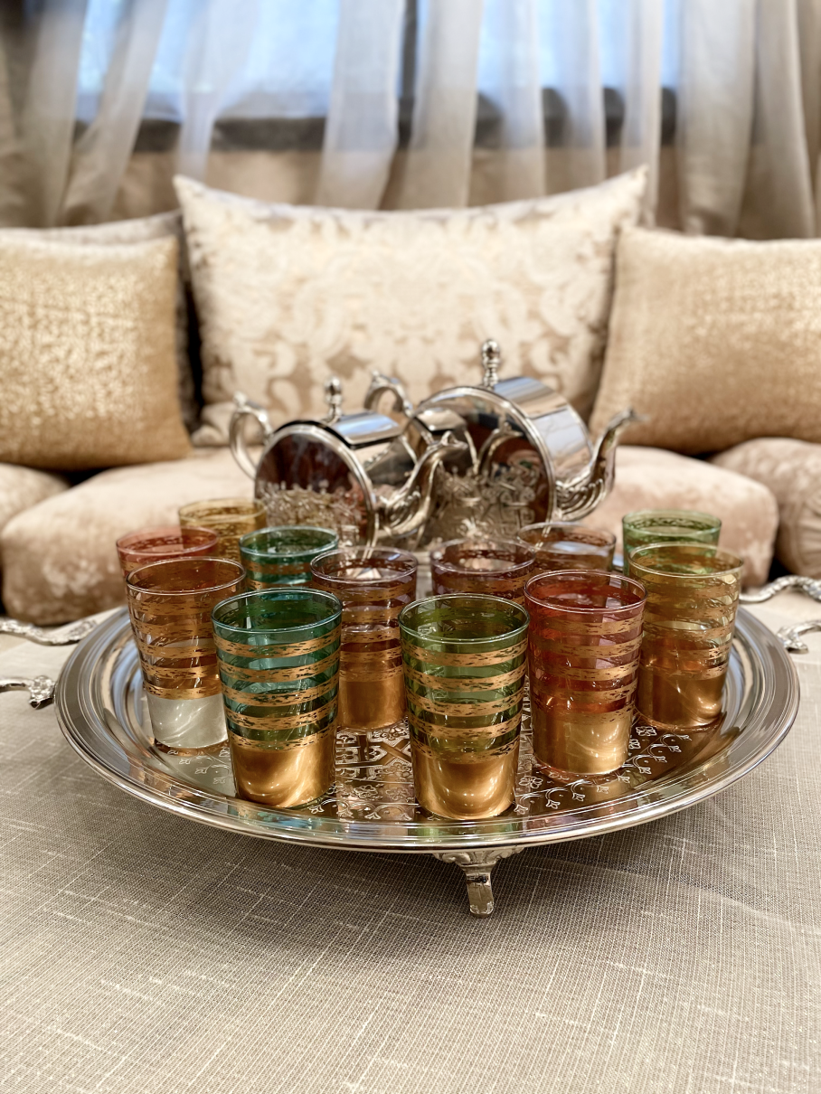 Ensemble de 12 Verres à Thé Marocains en Verre Teinté avec Anneaux Dorés