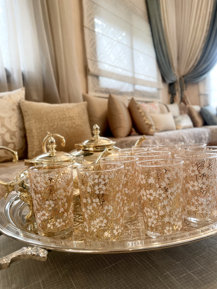Ensemble de 12 Verres à Thé Marocains avec Décoration Florale Blanche et Dorée