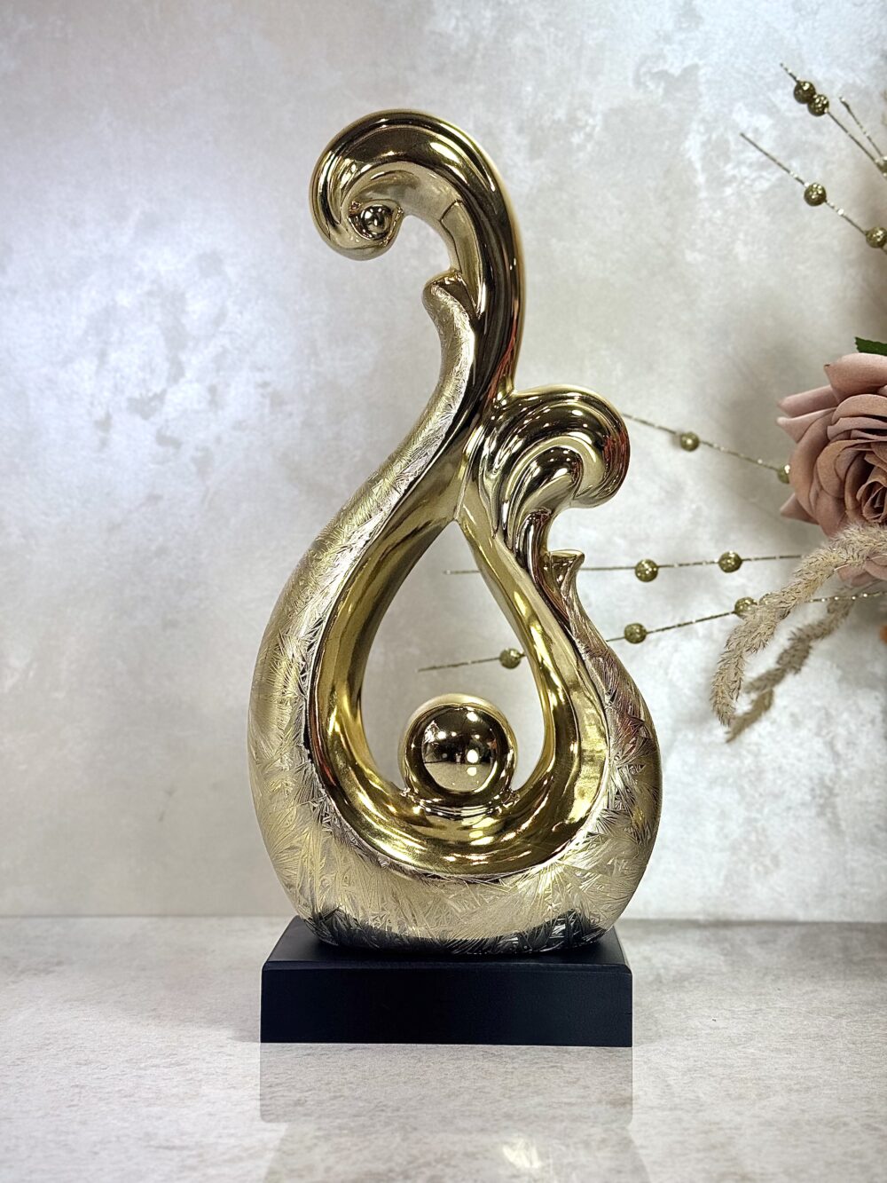 Statue Moderne Élégante Dorée avec Socle Noir – Design Contemporain pour Intérieur Raffiné