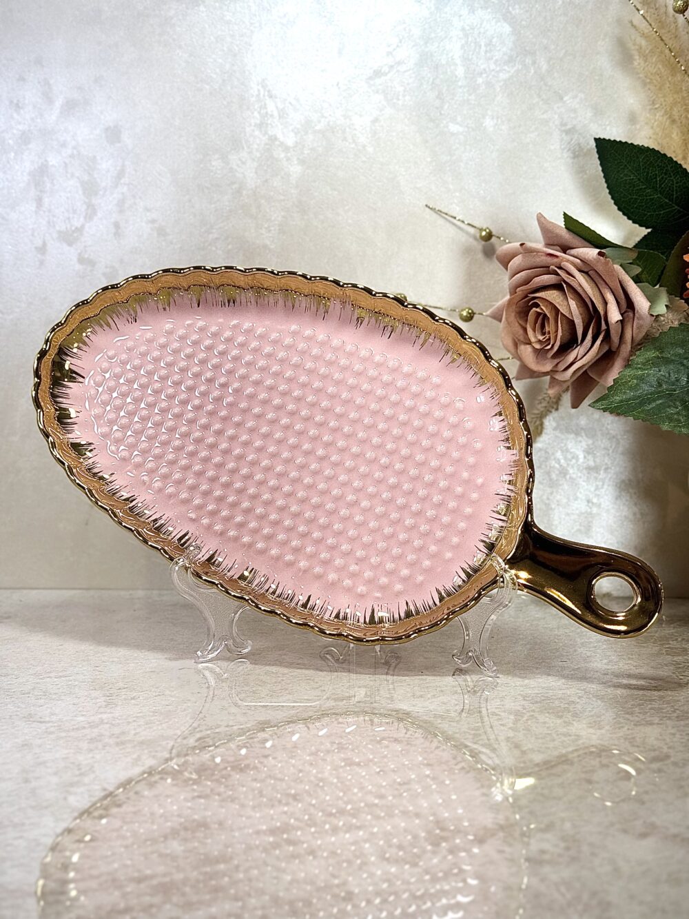 Assiette de Présentation Texturée en Forme de Pelle – Rose et Doré Élégant