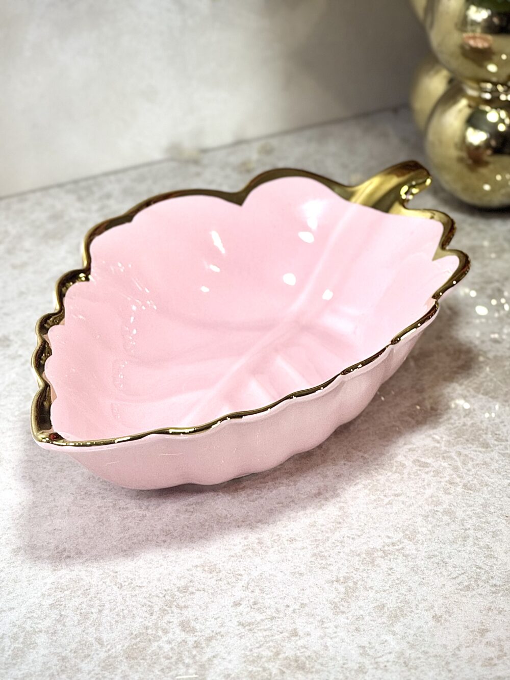 Assiette Décorative en Forme de Feuille – Rose et Doré Brillant, Élégance Intemporelle