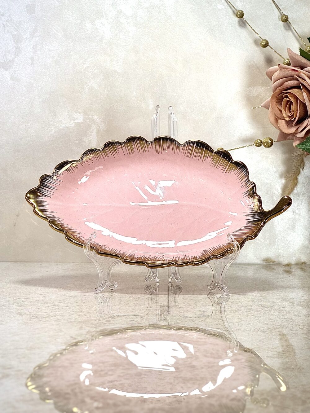 Assiette Décorative en Forme de Feuille – Rose et Doré Brillant, Élégance Intemporelle
