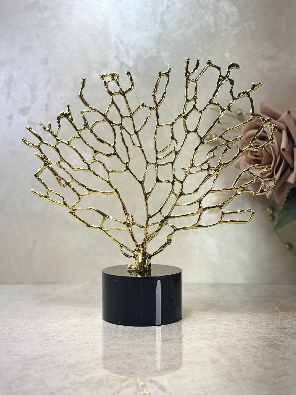 Décoration Arbre Doré avec Base Noire – Élégance Moderne pour Intérieur