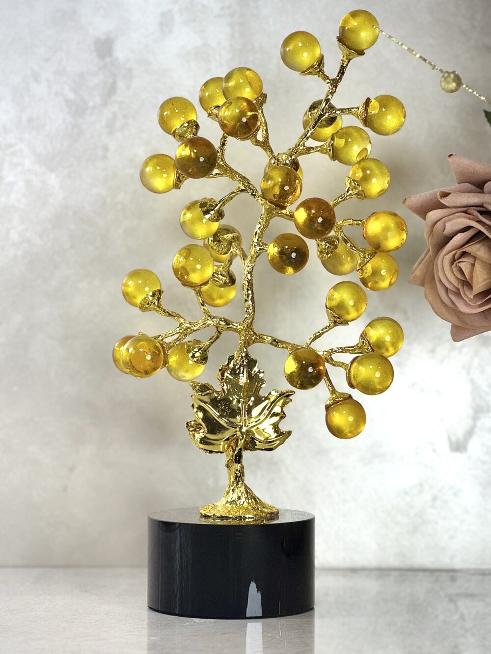 Arbre Décoratif en Métal Doré avec Boules en Verre Jaune – Sculpture Élégante pour Intérieur Moderne