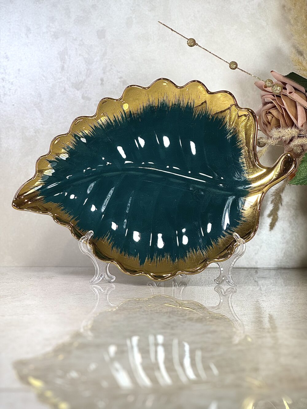 Assiette Décorative Verte et Dorée – Motif de Feuilles Élégant, Disponible en 2 Tailles