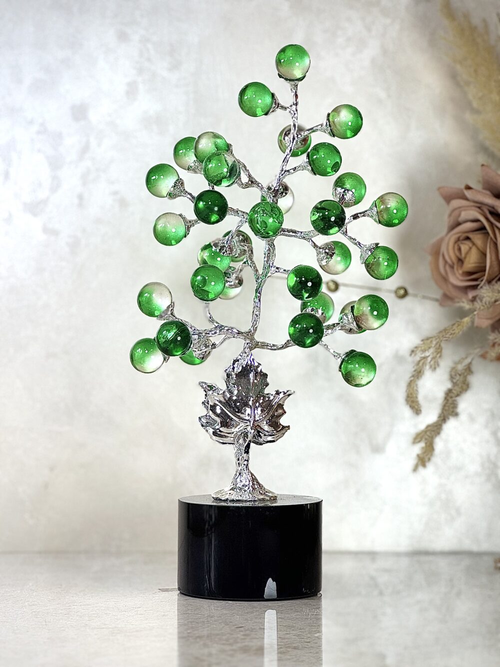 Arbre Décoratif en Métal Doré avec Boules en Verre Vert – Sculpture Élégante pour Intérieur Moderne