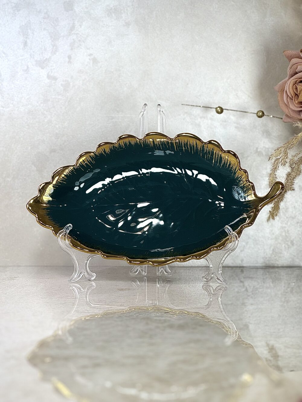 Assiette Décorative en Forme de Feuille – Vert et Doré, Design Élégant et Fluide