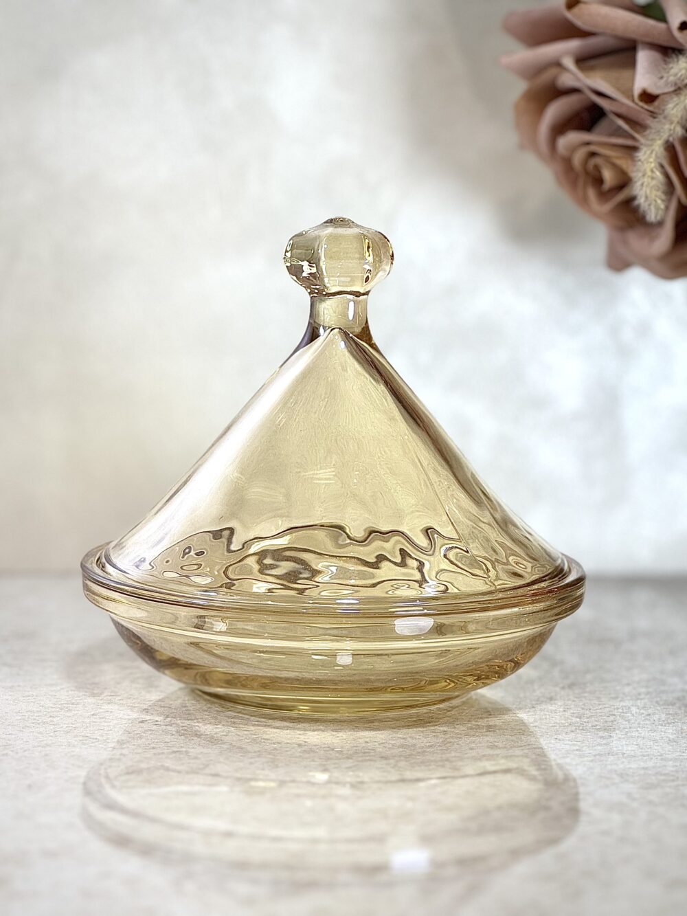 Petit Tajine Présentatif en Verre Ambré – Charme Traditionnel et Élégance Moderne