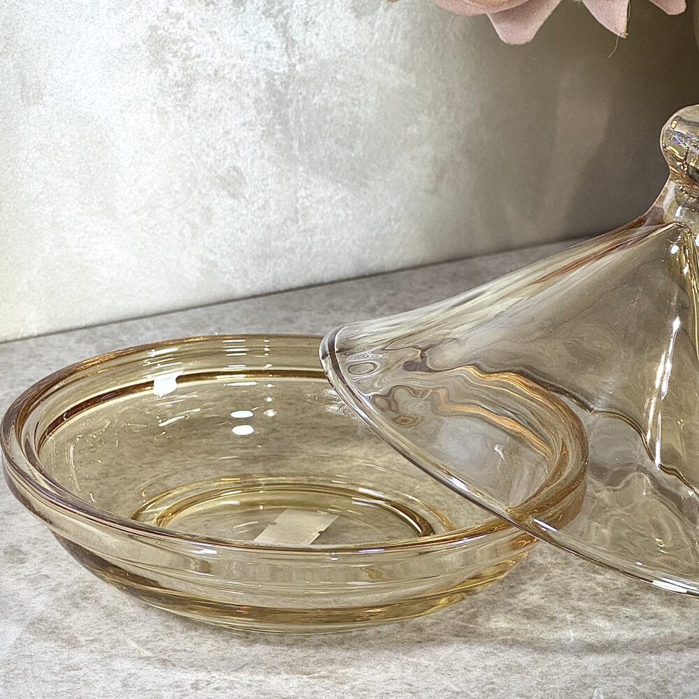 Petit Tajine Présentatif en Verre Ambré – Charme Traditionnel et Élégance Moderne