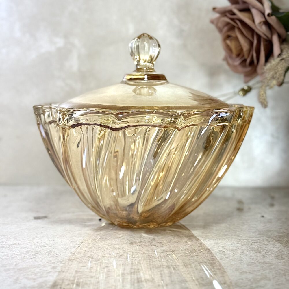 Bonbonnière Texturée en Verre Ambré – Charme Luxueux et Présentation Distinctive
