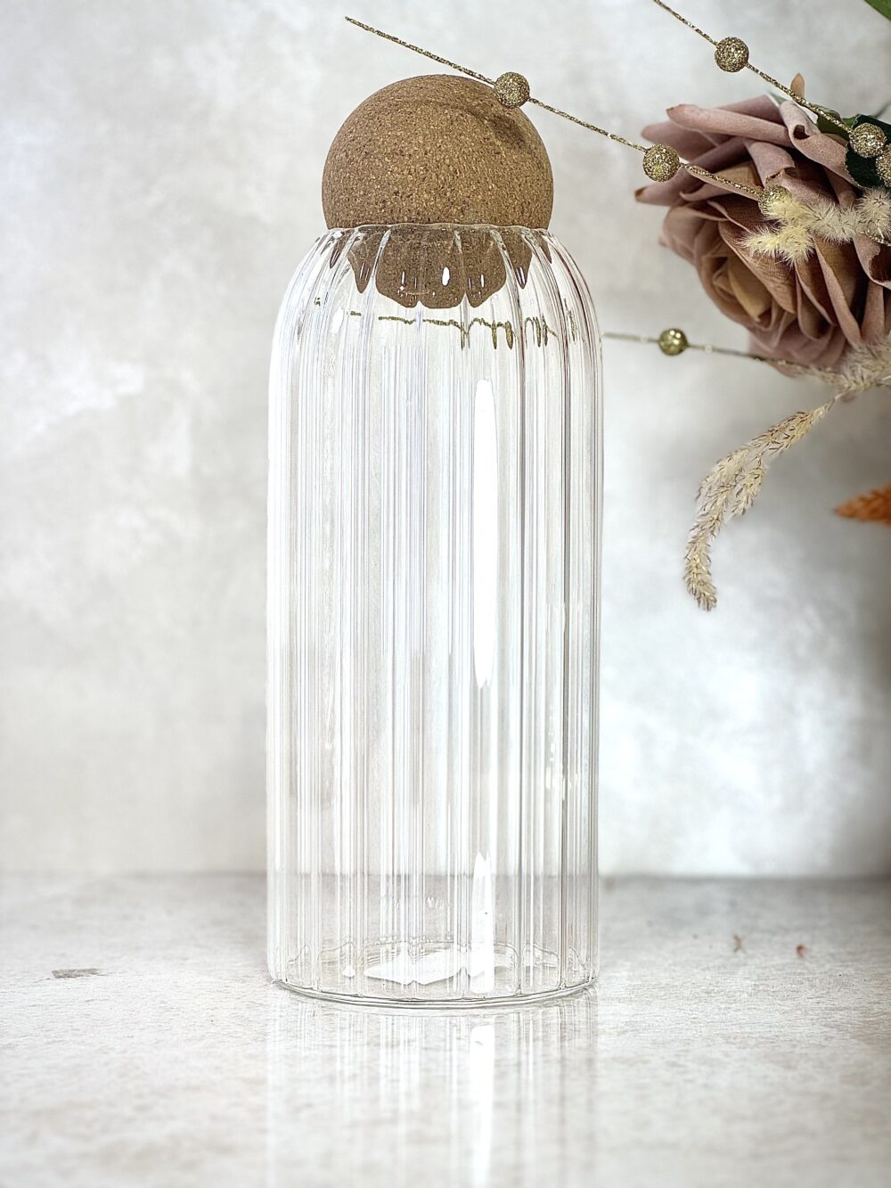 Carafe en Verre Texturé avec Bouchon Boule en Liège – Design Naturel et Présentation Élégante