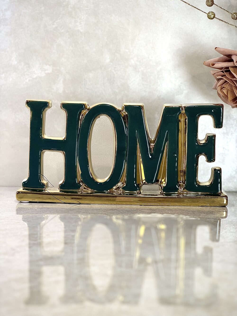 Décoration Céramique Verte et Dorée "HOME" – Élégance Moderne et Accueillante pour Intérieur