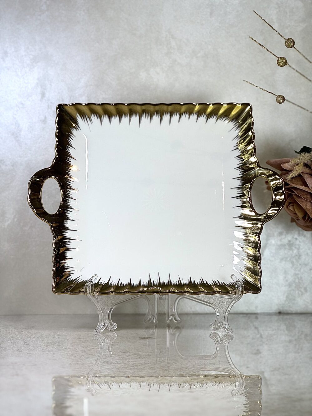 Assiette Carrée Blanche et Dorée avec Poignées – Élégance Moderne pour Votre Table