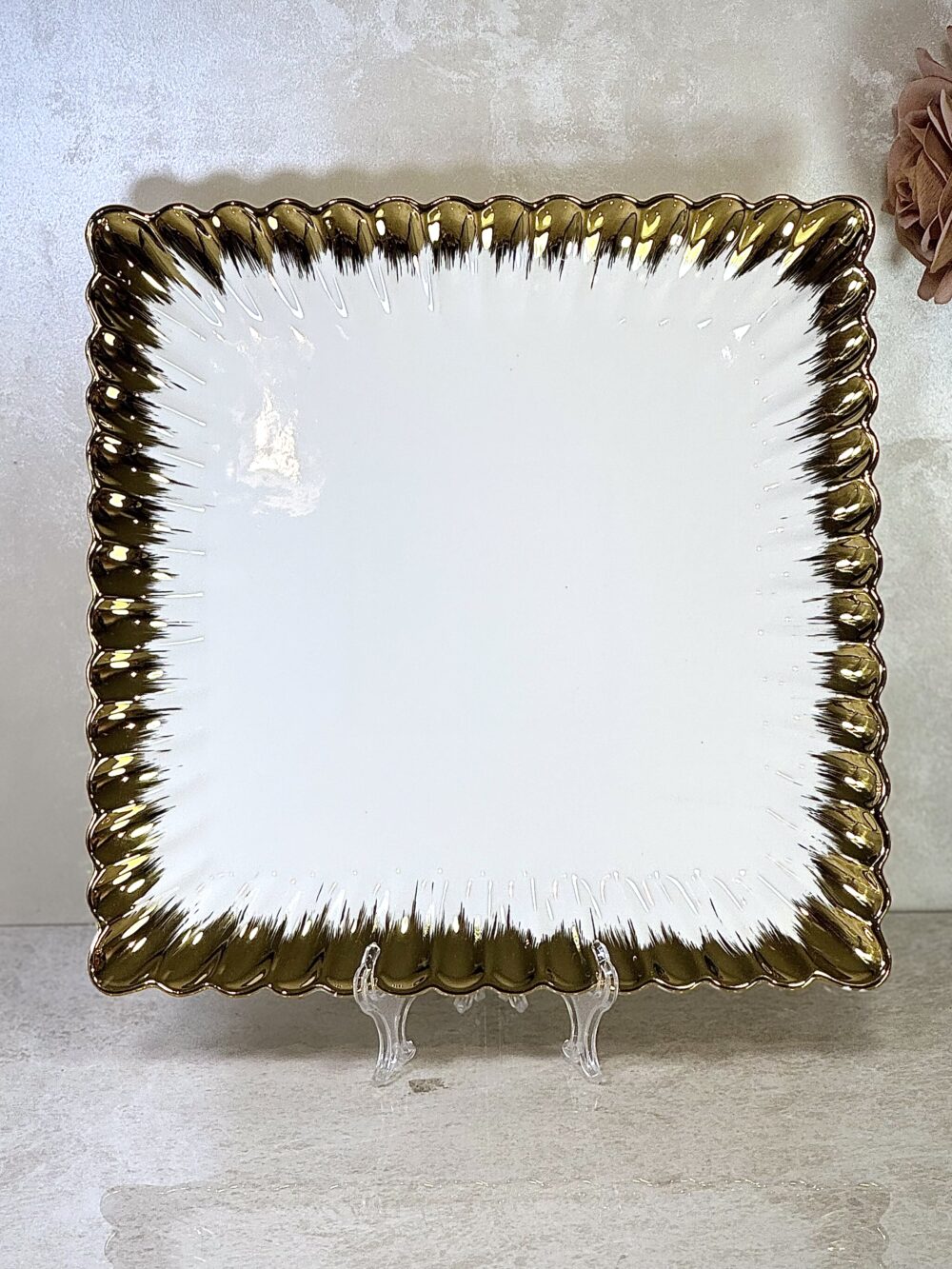 Assiette Carrée Blanche avec Bords Dorés – Disponible en 4 Tailles