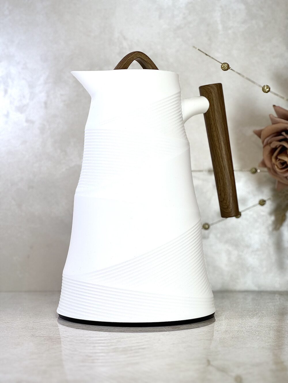 Thermos Élégant Blanc avec Détails en Bois