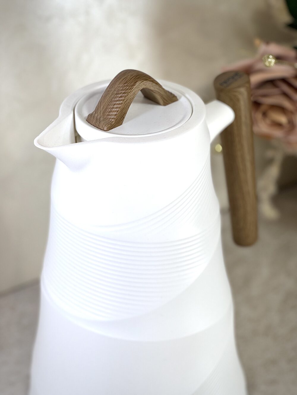 Thermos Élégant Blanc avec Détails en Bois